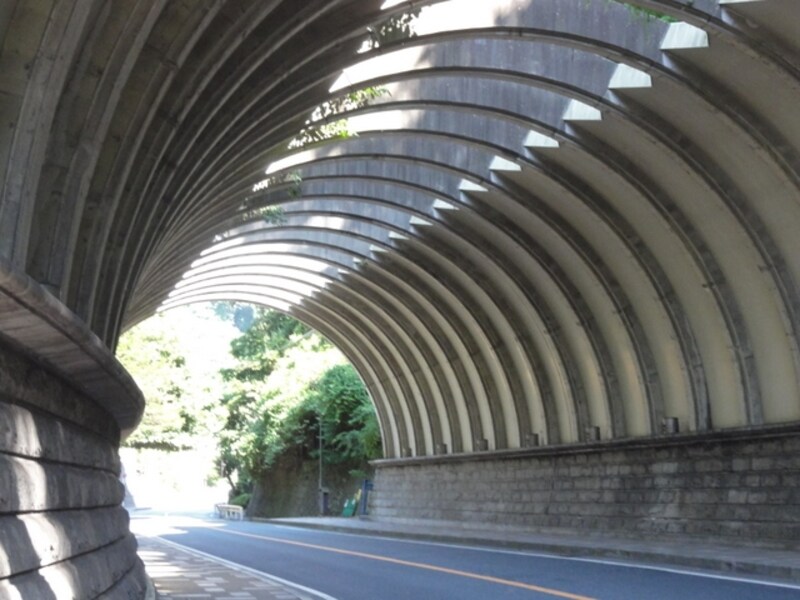 昔の切り通しの雰囲気がしのばれる
