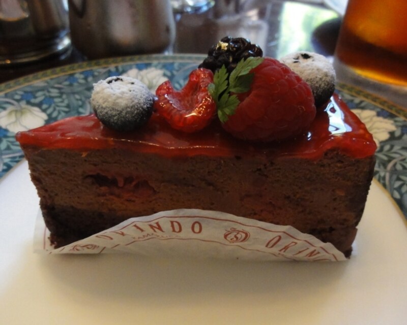 木イチゴののったチョコレートムース