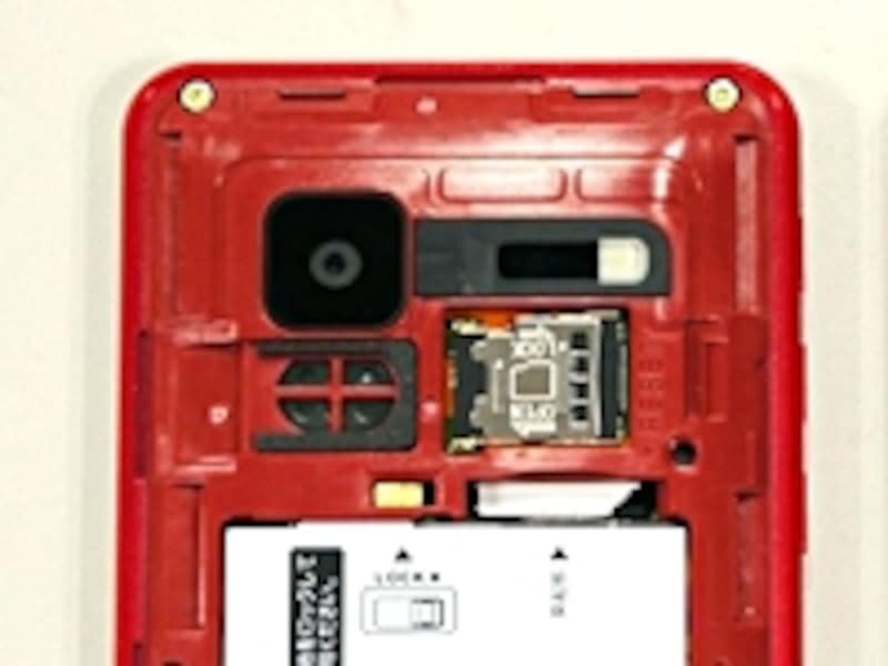 ほとんどの場合、microSDカードは裏蓋を外したところにある。バッテリーを外さないと見つけられないこともある