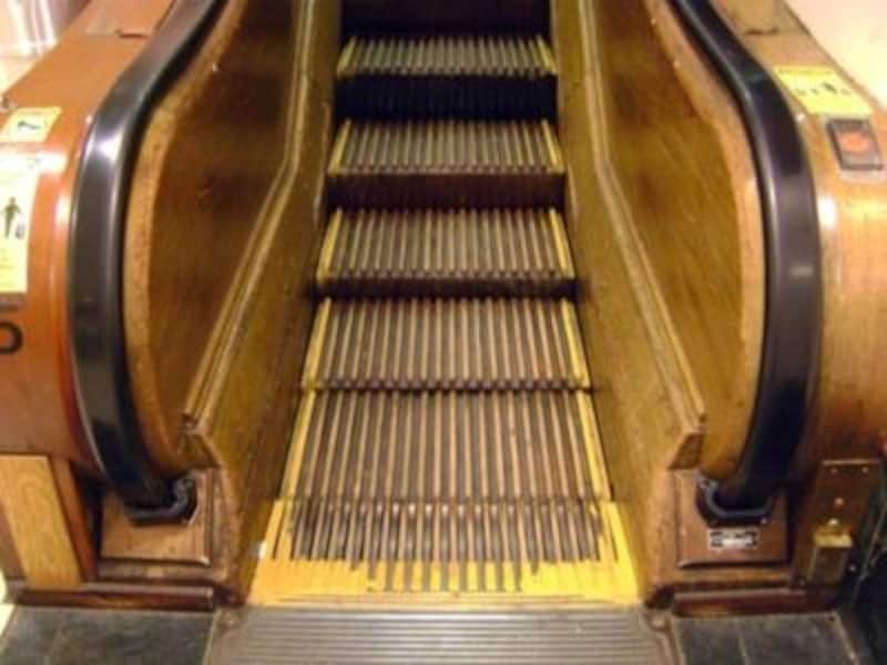 ガタガタと音をたてて動くエスカレーター