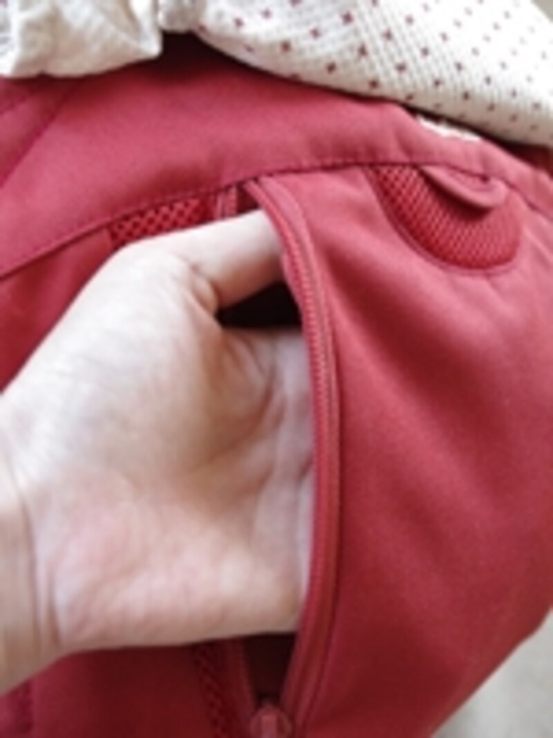 ポケットの開口部は、左右両方にあるので使いやすい方を利用出来る