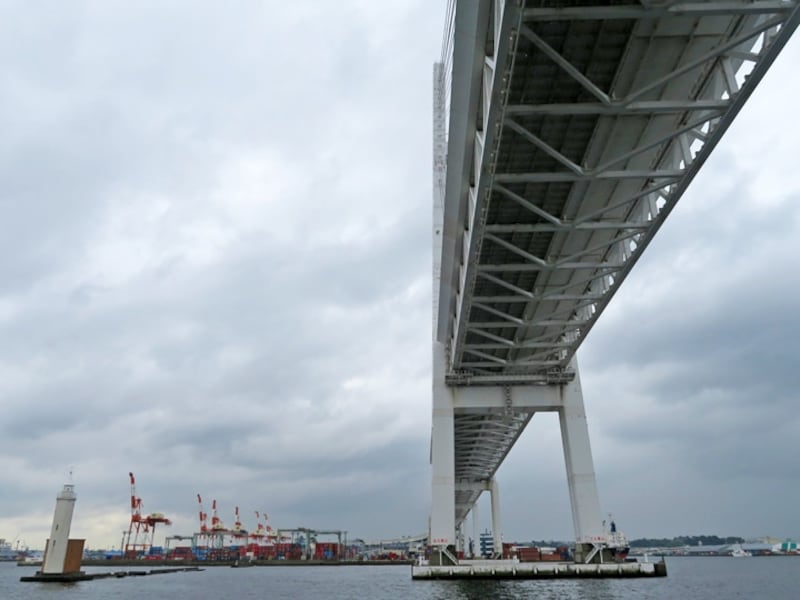 横浜ベイブリッジをくぐれるのは、横浜港クルージングの醍醐味。行きと戻りの2回、その迫力を満喫できます(2016年8月29日撮影)