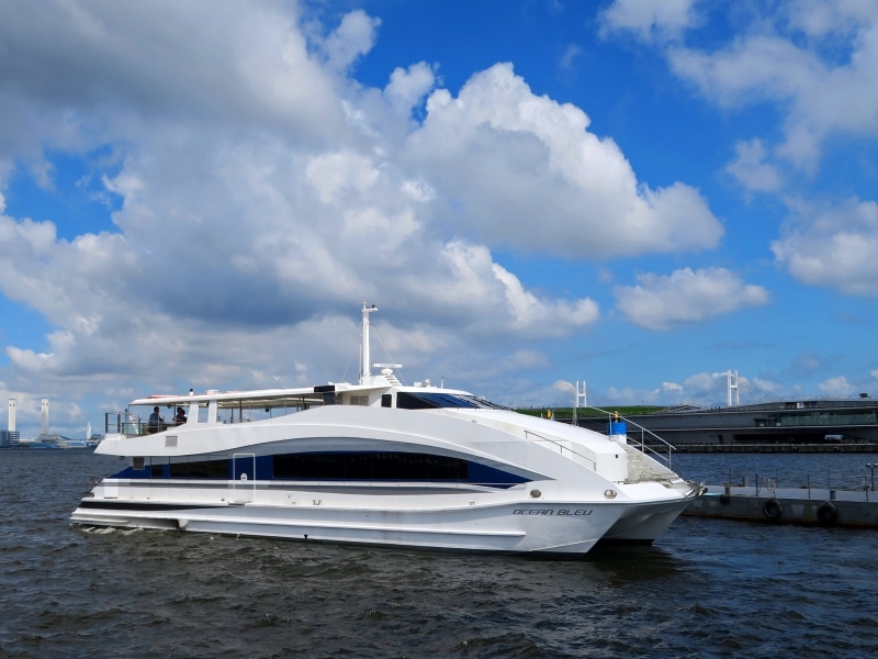 流線型が美しい「OCEAN BLUE(オセアンブルー)」に乗船して出発undefined※別の船の場合もあります(2016年8月29日撮影)