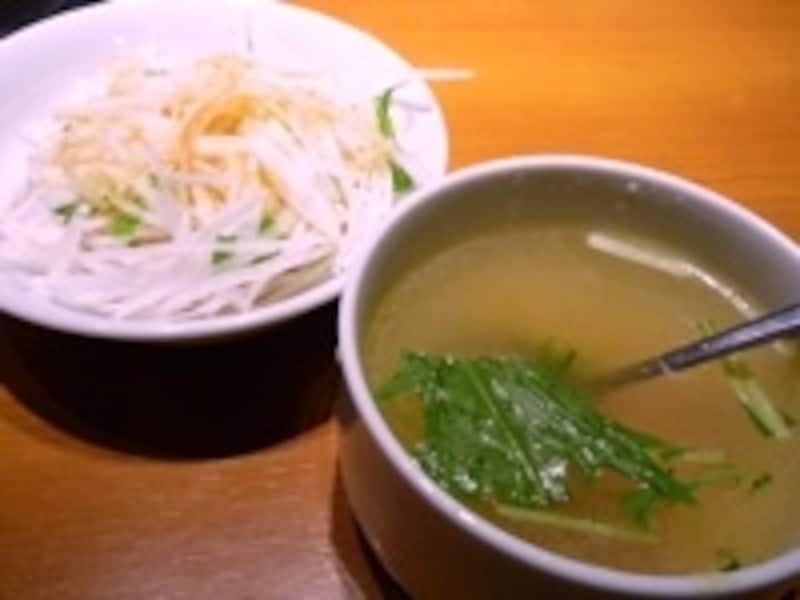 セットのサラダとスープ