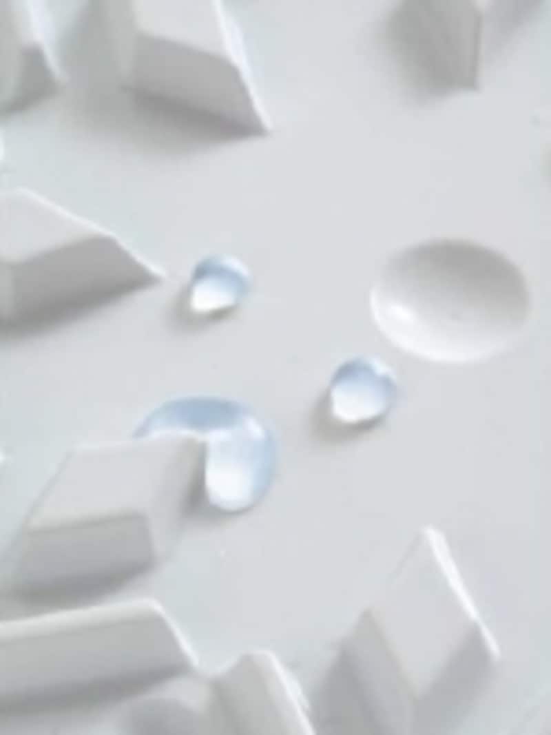 オレンジの「ヒカリ」は中央の穴から周囲へ水玉を転がし、細かい水玉へと変化させるゲーム。難易度1