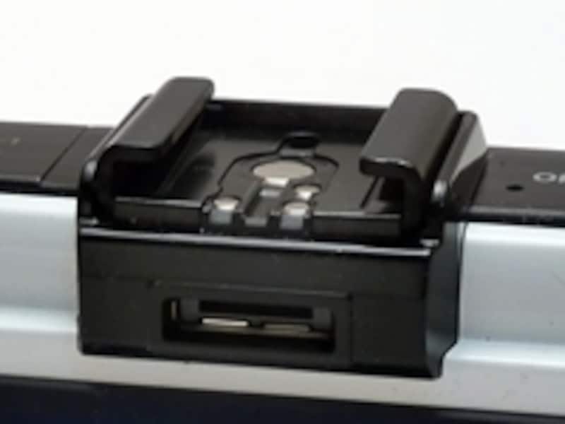 Penシリーズと互換性のあるアクセサリポートを搭載しており、アクセサリやフラッシュが共有できる