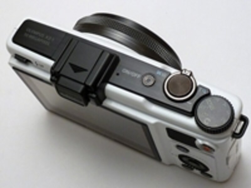 コンパクトデジカメとしては大きめだが、それでも可搬性は高いのは間違いないところ