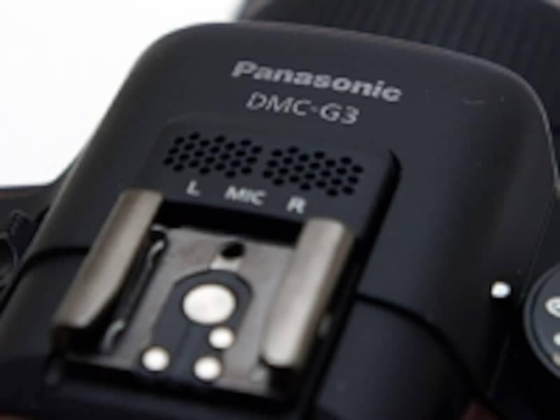 動画撮影用のマイクはEVFの上。アクセサリで別途に外付けマイクも装着可能