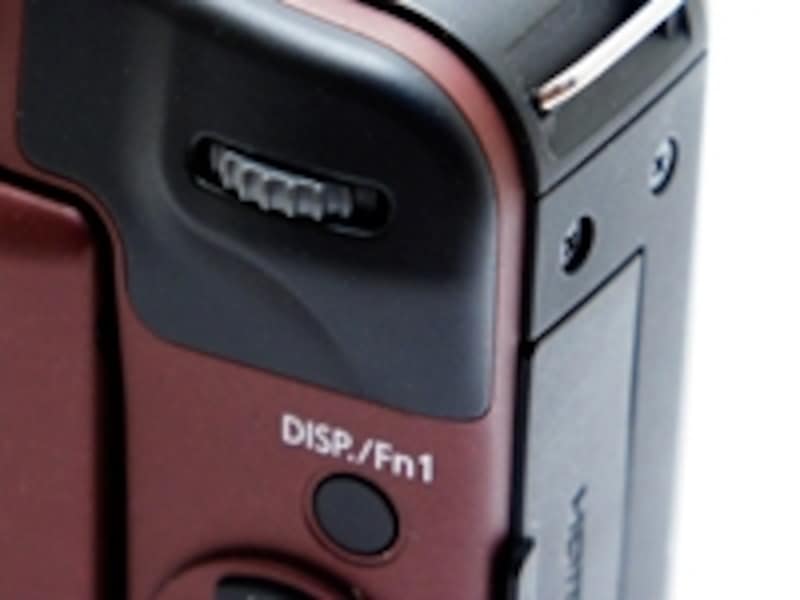 右肩のコマンドダイヤルとその下にあるDISP/Fn1ボタン。全体的な操作性はまずまず