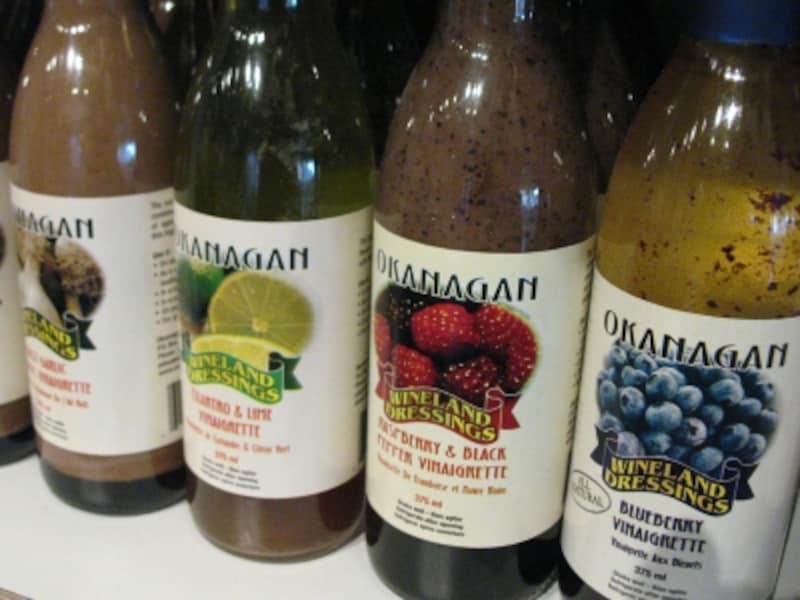 地元特産のフルーツを惜しみなく使ったドレッシングの数々 (C) Blue Works