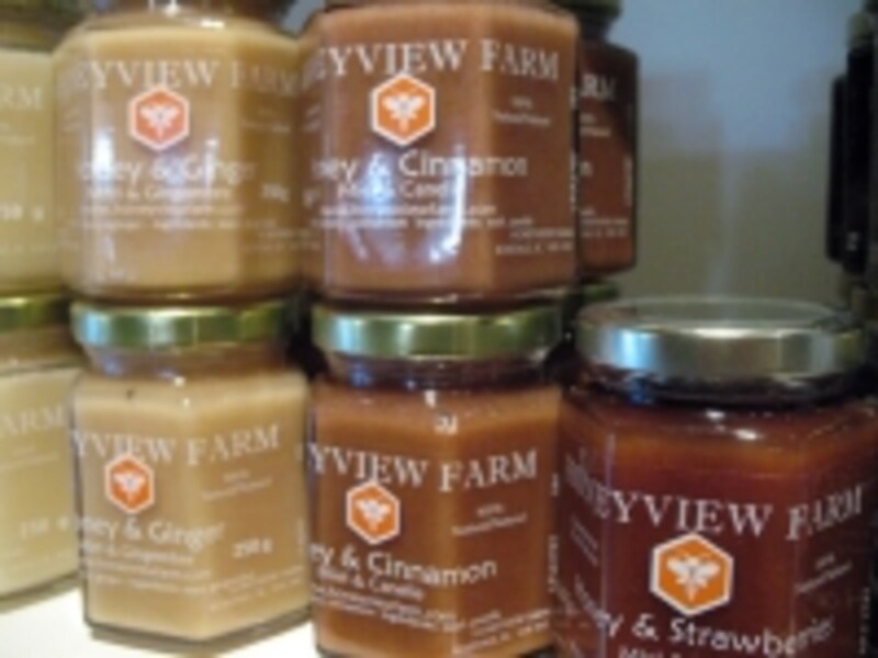 通常のハチミツだけではなく、地元のフルーツと組み合わせたスプレッドなど、種類も豊富 (C) Blue Works