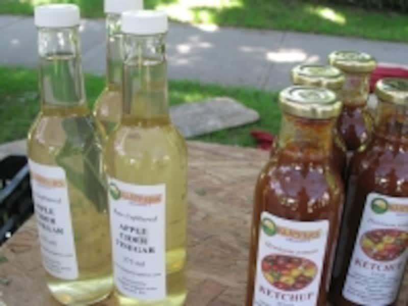 地元農家手作りのオーガニックのアップルサイダービネガーとケチャップundefined(C) Blue Works