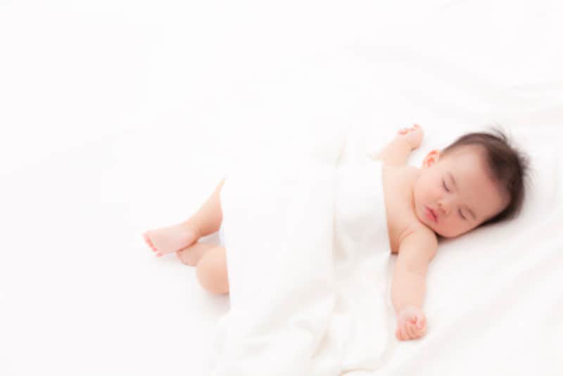 反射 起きる モロー 赤ちゃんがビクッとする＆起きる！寝てる時に泣き出し始める現象について