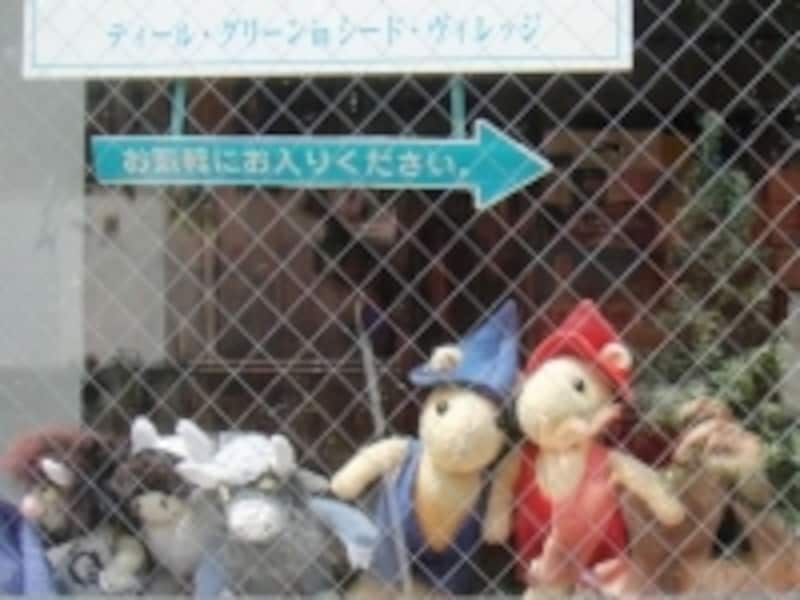絵本の中の人気者たちがお客様をお出迎え