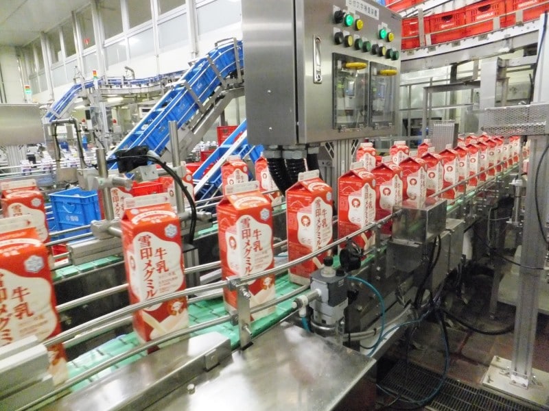 雪印メグミルク 野田工場では、工場の見学に加えて概要説明やビデオ上映も