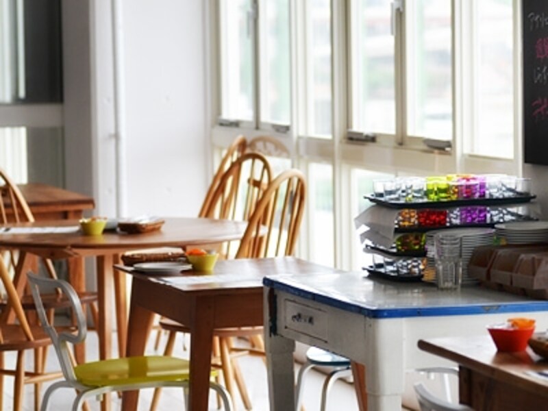 3階の窓辺からの眺望は新鮮。提灯を下げた船、新型のクルーズ船、そしてスカイツリー。