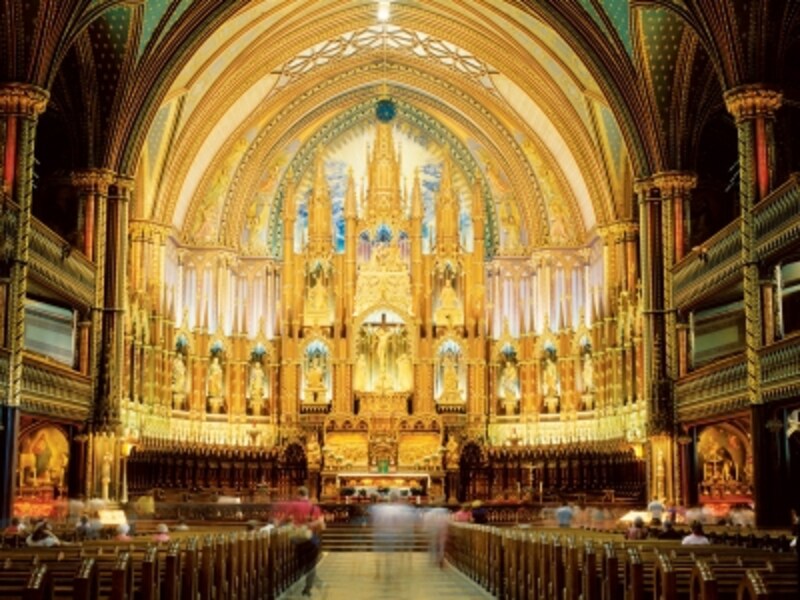 金箔とステンドグラスの美しさは圧倒的！ (C) Tourism Quebec