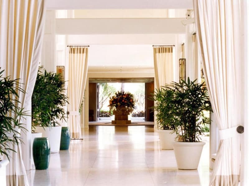 さわやかな風が通り抜けるロビー脇のゲートハウス