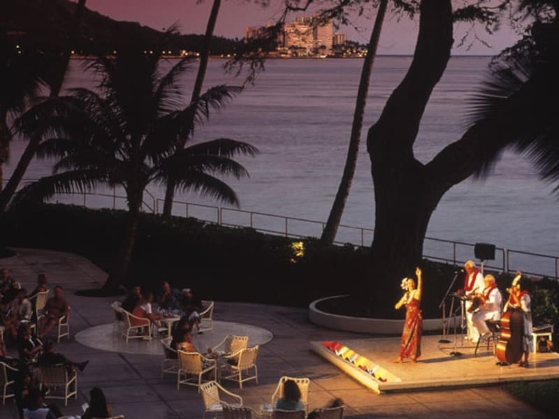 ハウス・ウィズアウト・ア・キーで毎日開催されるフラショー。夕陽にくっきりと浮かび上がるダイヤモンドヘッドが幻想的