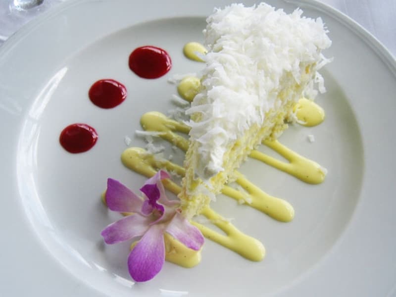 ココナッツがふんわりのったケーキは、ハレクラニの隠れスイーツ