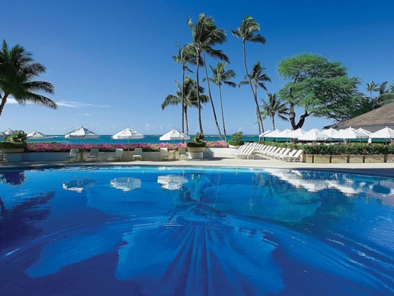 落ち着いた雰囲気のプールエリア。日当たりが良く、クッションの厚いデッキチェアの数も十分