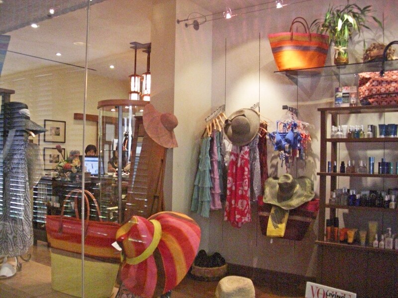 スパ併設ショップでは、センスの良いリゾートウエアも要チェック