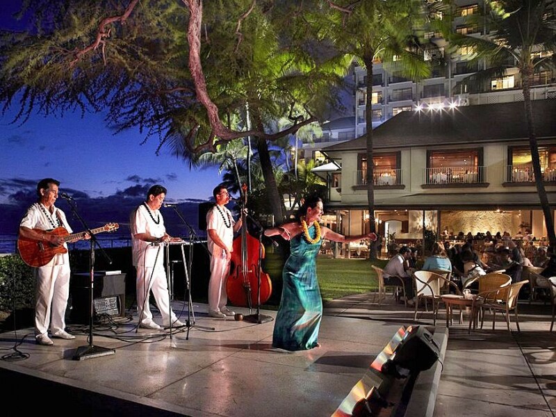 フラが始まる18時前に入店すれば、ステージに近いテラス席に着席可能