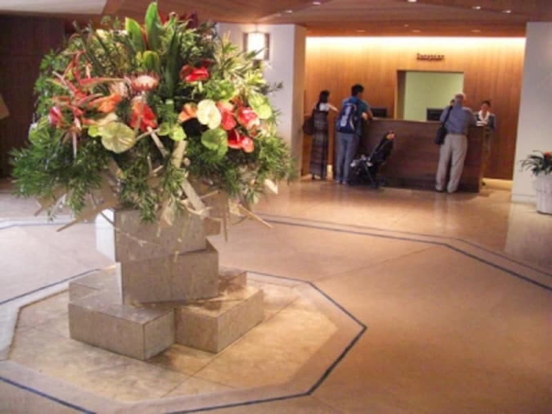 意外なほどこじんまりしているロビーにざわつき感がないのは、長旅の疲れを早く癒して欲しいと、客室でチェックインを行っているから