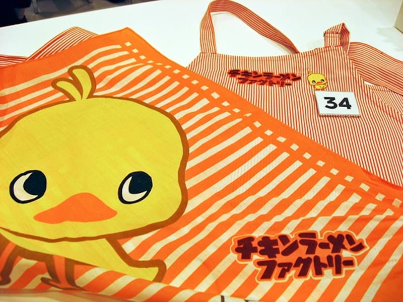 かわいいエプロンとバンダナ。ひよこちゃんバンダナはおみやげに持ち帰ることができます