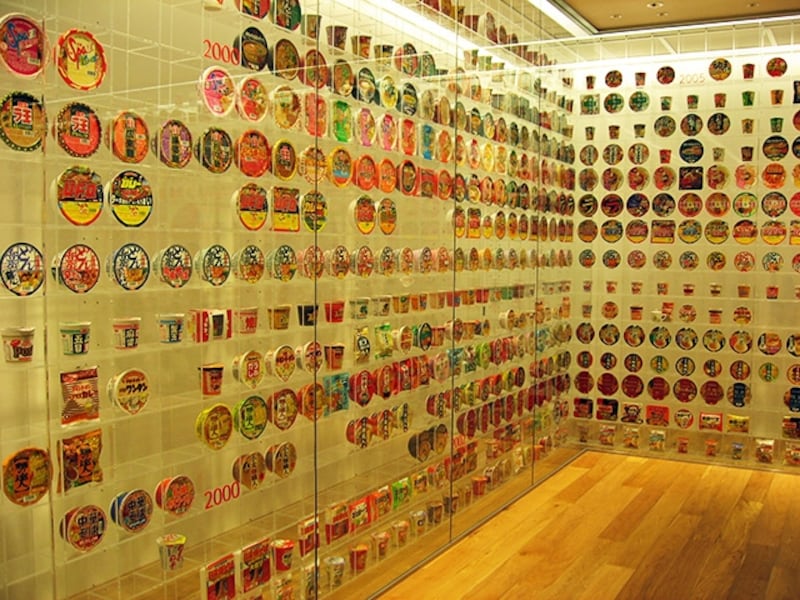 歴代のカップめんが並ぶ「インスタントラーメンヒストリーキューブ」（2階）。日清のものだけでなく、日本・世界のインスタントラーメンが展示されています