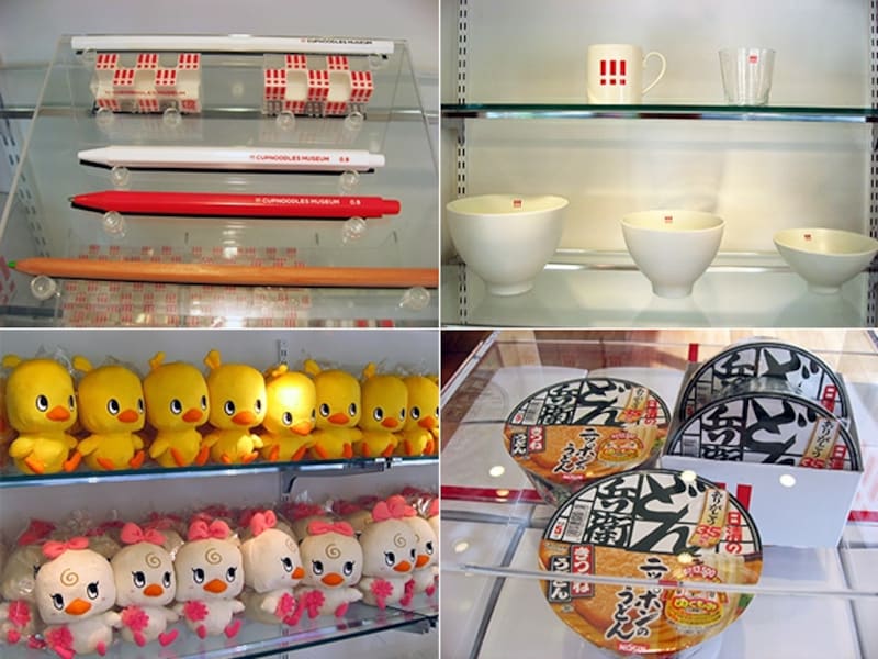 左上：ロゴを配したスタイリッシュな文具類undefined右上：オリジナル食器類undefined左下：チキンラーメンのひよこちゃんグッズundefined右下：どん兵衛東西味比べセット（340円）