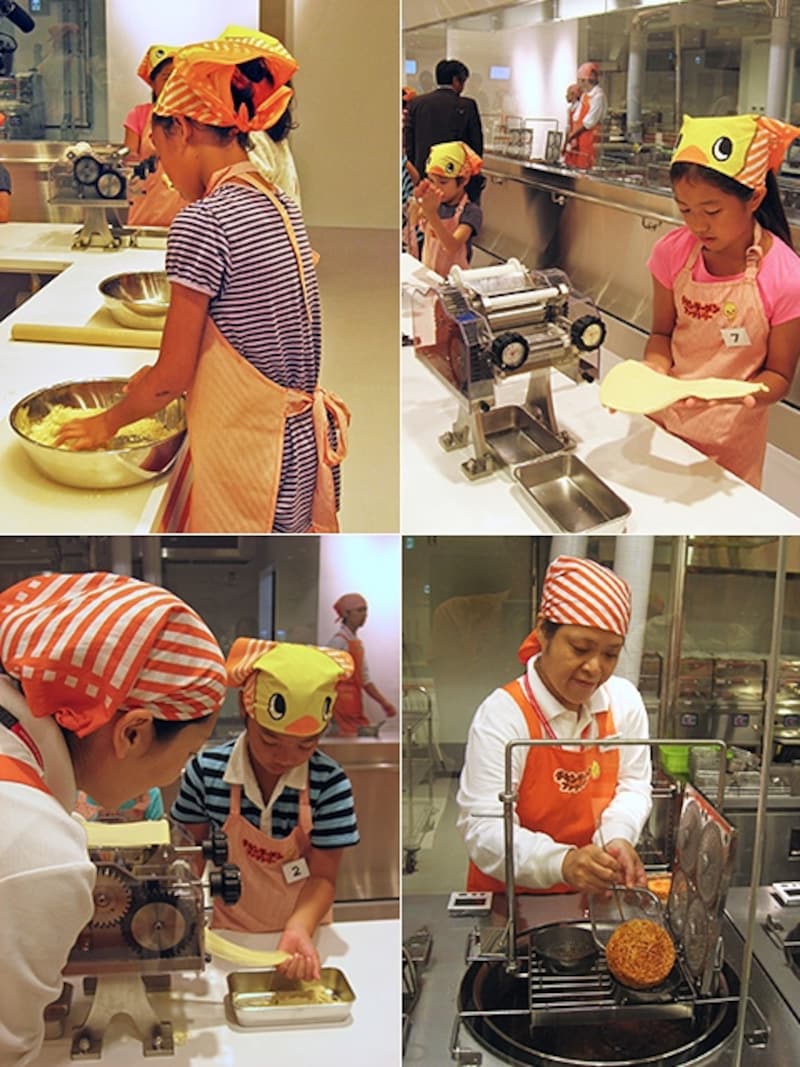 左上：小麦粉をこねるところから開始undefined右上：機械でのばしますundefined左下：細く切り出して麺になりますundefined右下：麺を蒸して味をつけた後は「瞬間油熱乾燥法」で乾燥