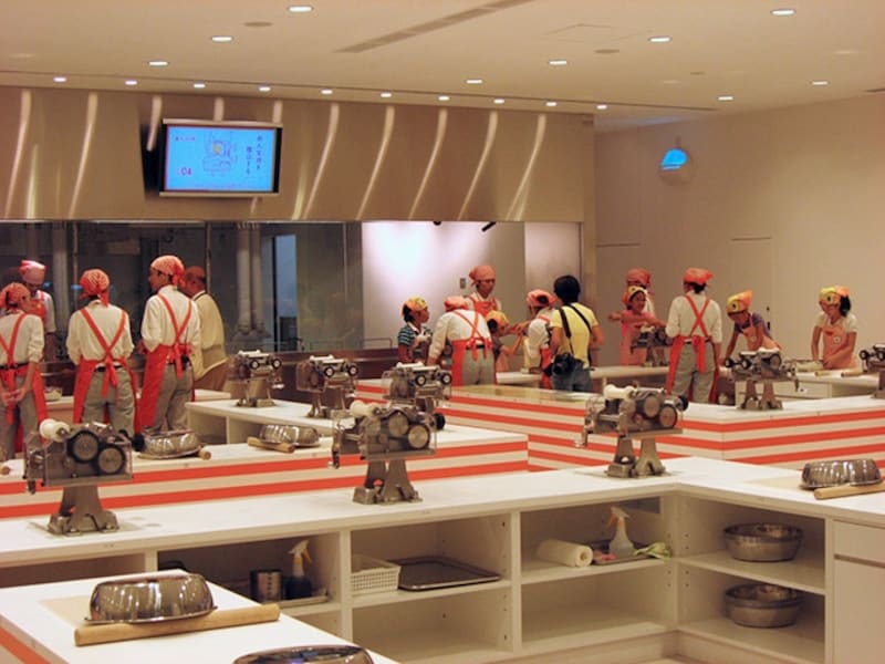 世界初のインスタントラーメンである「チキンラーメン」の工程を学びながら作りましょう