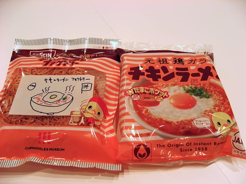 左が自分で作ったチキンラーメン、右が工場で作られたチキンラーメン