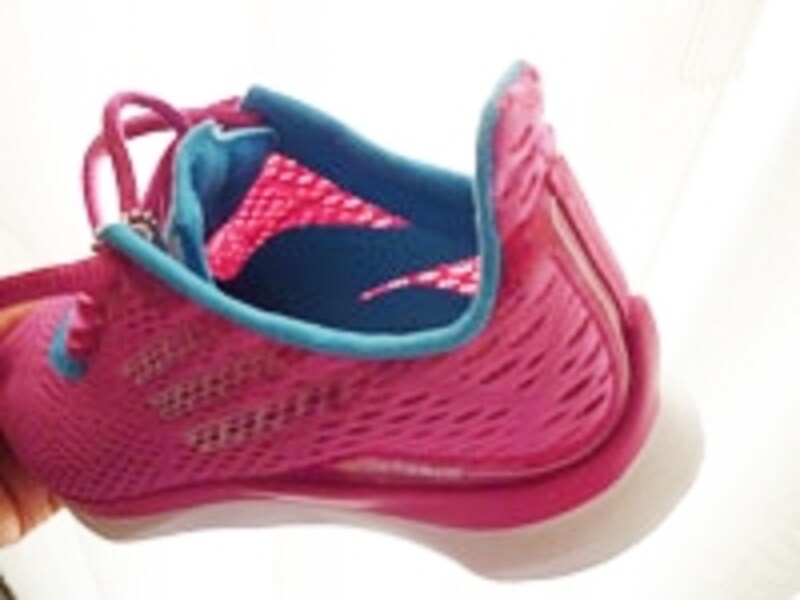 裏地を使わずアッパー素材の特性を活かしている