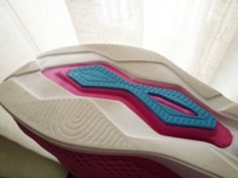 ラバーはセンターに、EVA素材のクッション性能を活かしている