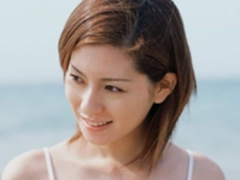 斜め下を見る女性