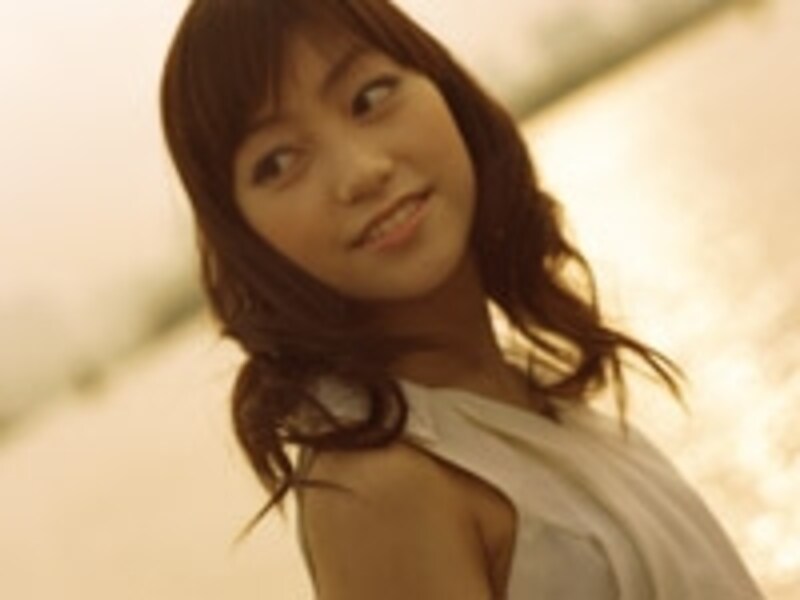 海辺に立つ女性