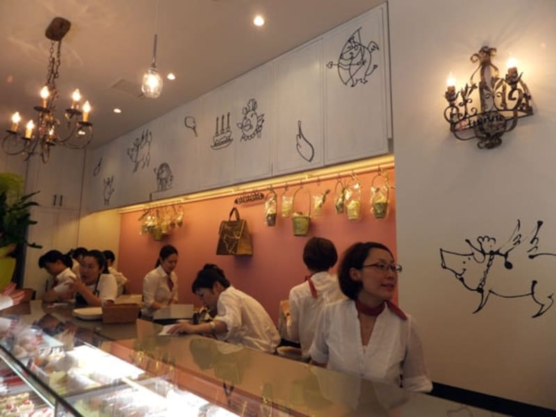 店内の壁には子豚の遊羽ちゃんが描かれている