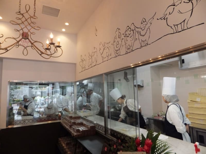 厨房を店内からガラス越しに見ることができる