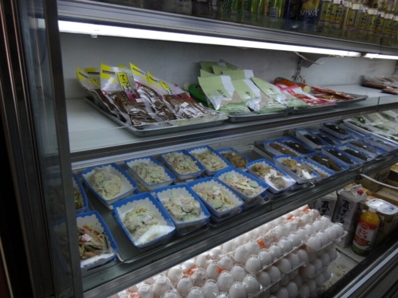 食品からトイレットペーパーが売られている