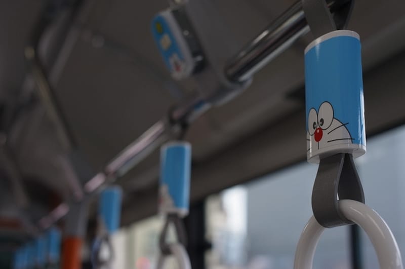 1号車はドラえもんundefinedつり革や停止ブザーもオリジナル