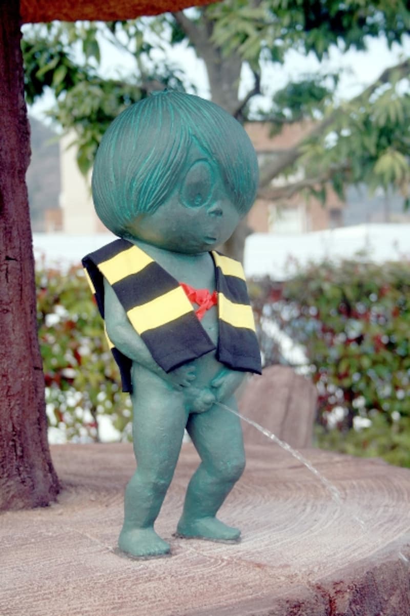境港の小便小僧は幼年時代の鬼太郎です