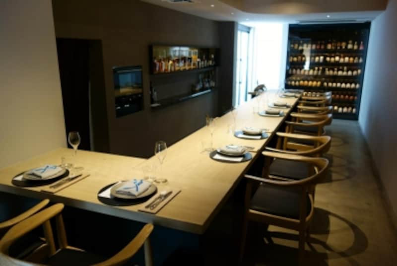 「オルト」一階カウンター席