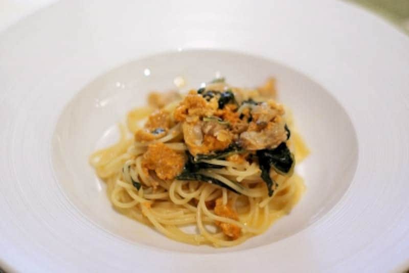 スパゲッティ　雲丹とアサリと葉とうがらし