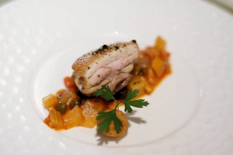 京赤地鶏のソテー　夏野菜の煮込み添え