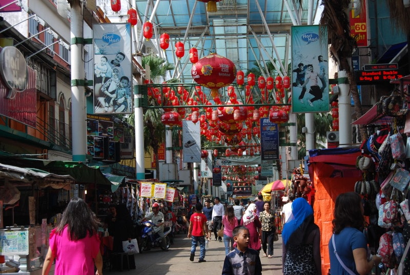 人の多い場所では、スリや盗難によるトラブルが発生します