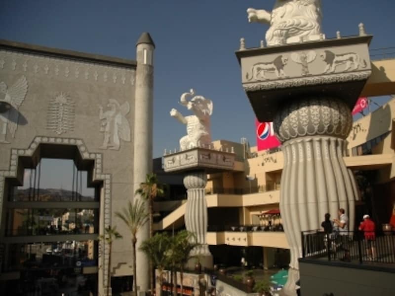 映画のセットがそのまま再現されたショッピングモール