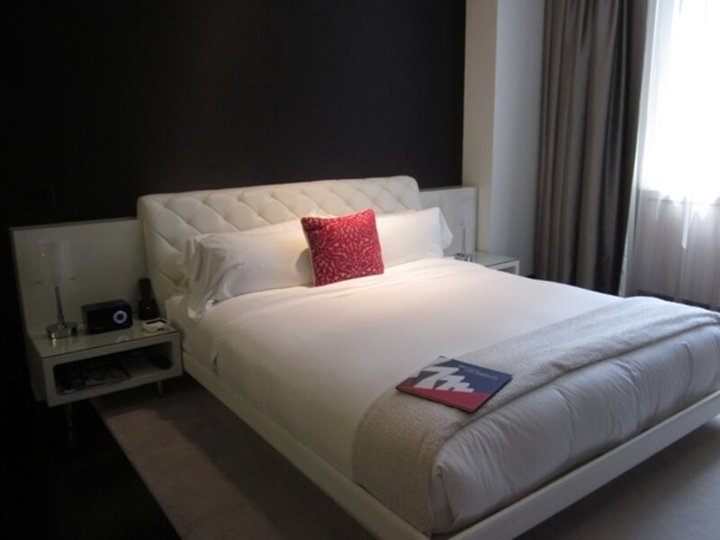 屋上のプールバーも大人気！