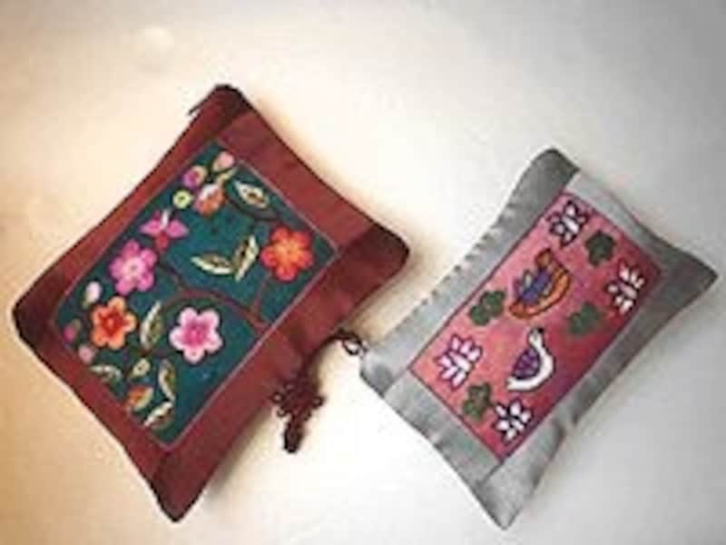 ハンドメイドだから、刺繍の模様も全部違う。活躍の場が多いポーチなら、当たり外れなく喜ばれます